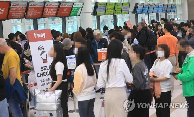 '제주 떠나기 어렵네' (제주=연합뉴스) 박지호 기자 = 강풍과 폭우 등 악천후로 4일 오후 제주국제공항 출발 항공편 대다수가 결항한 가운데 항공사 대기 카운터가 표를 구하려는 여행객들로 붐비고 있다. 2023.5.4 jihopark@yna.co.kr