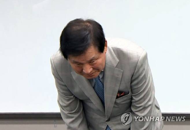 주가 폭락 기자회견 하는 김익래 다우키움그룹 회장 (서울=연합뉴스) 김익래 다우키움그룹 회장이 4일 오후 서울 여의도 키움증권 본사에서 최근 발생한 외국계 증권사 소시에테제네랄(SG)증권발 주가 폭락 사태와 관련해 기자회견하며 고개 숙이고 있다. 2023.5.4  [연합뉴스TV 제공. 재판매 및 DB 금지] photo@yna.co.kr