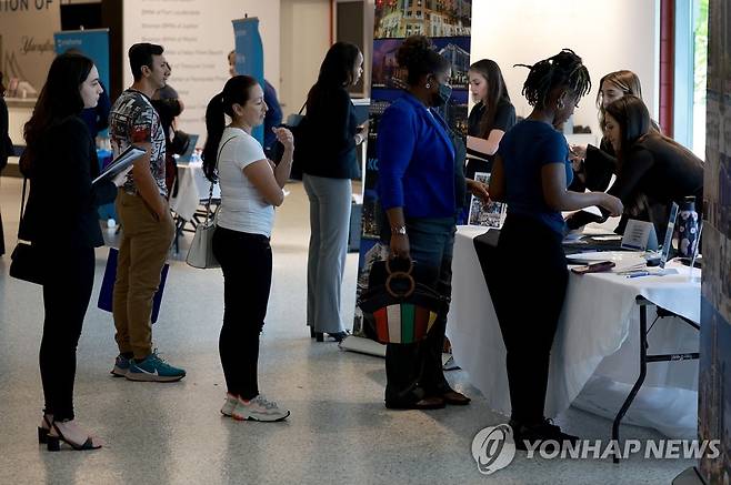 미국 플로리다주에서 열린 잡페어에서 하얏트 부스에 줄선 구직자들 [AFP/게티이미지 연합뉴스 자료사진]