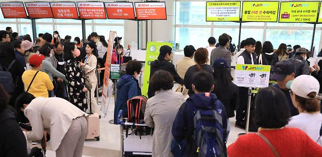 제주도에 강풍이 몰아친 지난달 18일 오전 제주국제공항 출발층이 대체 항공편을 구하려는 여행객들로 크게 붐비고 있다. (사진=연합뉴스)