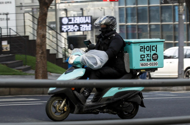 서울 강남구 강남역 인근에서 배민라이더스가 이동하고 있다(사진=뉴시스)