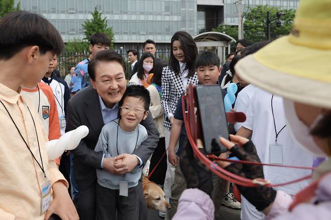 윤석열 대통령이 4일 용산 대통령실 앞 용산어린이정원에서 열린 개방 행사에서 어린이를 안아주고 있다.(사진=뉴스1)