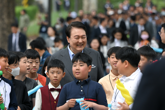 윤석열 대통령이 지난 4일 서울 용산 대통령실의 앞마당에 조성된 용산 어린이정원 개방행사에서 어린이들과 함께 웃고 있다. 〈사진=대통령실통신사진기자단·연합뉴스〉