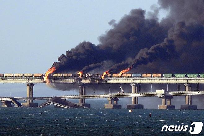 지난해 10월8일(현지시간) 러시아 점령지 크림반도(크름반도)와 러시아 본토를 잇는 케르치해협대교(크림대교)에서 트럭이 폭발로 화재가 발생해 검은 연기가 피어오르고 있다. 2022.10.08/뉴스1 ⓒ AFP=뉴스1 ⓒ News1 김민수 기자