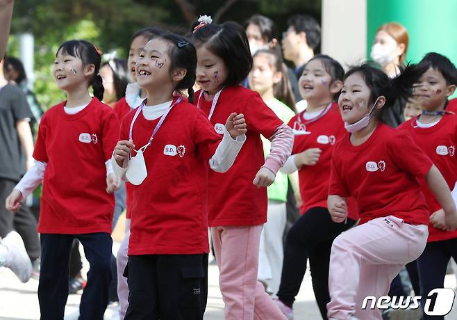 한 초등학교 운동회에서 어린이들이 준비운동을 하고 있다. /뉴스1 ⓒ News1 구윤성 기자