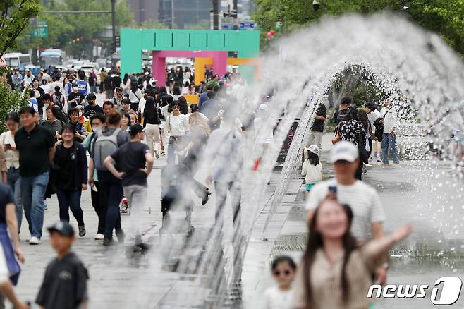 일요일까지 이어지는 어린이날 연휴를 하루 앞둔 4일 서울 종로구 광화문광장이 나들이객들로 붐비고 있다. 2023.5.4/뉴스1 ⓒ News1 민경석 기자