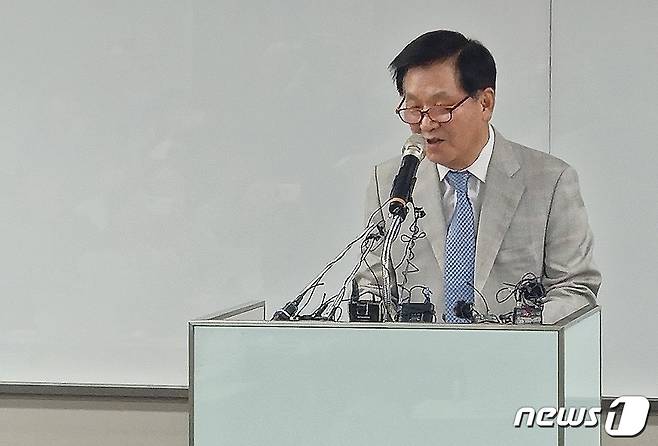 김익래 다우키움그 회장이 4일 오후 서울 영등포구 여의도 키움증권 본사에서 대국민 사과 기자회견을 하고 있다. 김 회장은 다우키움그룹 회장직과 키움증권 등기이사장직에서 사퇴하고 다우데이타 주식 140만주를 매각해 현금화한 605억원은 사회에 전액 환원하기로 한다고 밝혔다. 2023.5.4/뉴스1 ⓒ News1 공준호 기자