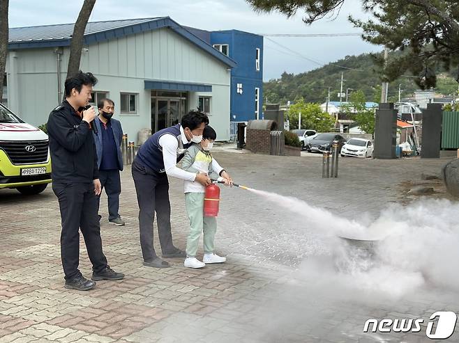 고흥 금산초등학교 (교장 조상석) - 3일 학교운동장에서 소화기사용법을 도양119한전센터 소방관에게 배우고 있다.(전남도교육청 제공)/뉴스1