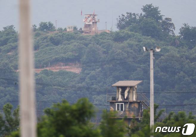 경기도 파주시 접경지역에서 남북한 초소가 임진강을 사이에 두고 마주보고 있다. 뉴스1 ⓒ News1 이성철 기자