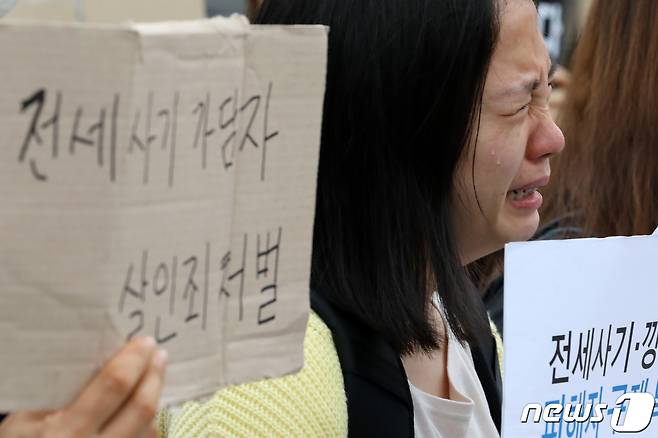 20일 오전 서울 용산구 전쟁기념관 앞에서 전세사기 대책 관련 윤석열 대통령 면담요청 기자회견에서 전세사기 피해자가 눈물을 흘리고 있다. 전세사기피해자전국대책위원회 및 시민사회대책위원회는 이날 기자회견을 통해 "정부는 제멋대로 해석·보여주기식 일방적인 정책 발표를 중단하라＂며, 윤석열 대통령이 직접 전세사기, 깡통전세 피해상황과 요구사항을 청취하고 이러한 내용이 충분히 검토된 대책을 마련해줄 것을 촉구했다. 2023.4.20/뉴스1 ⓒ News1 이승배 기자