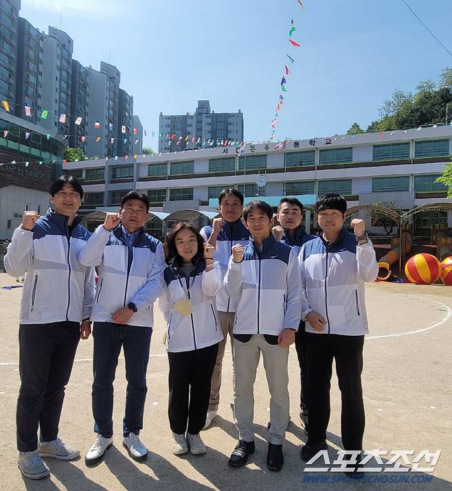 김진효 서울시교육청 체육건강문화예술과장을 비롯 학교체육 활성화에 진심인 체육건강문화예술과 장학관, 장학사들이 본동초 운동회 현장에서 파이팅을 외치고 있다.