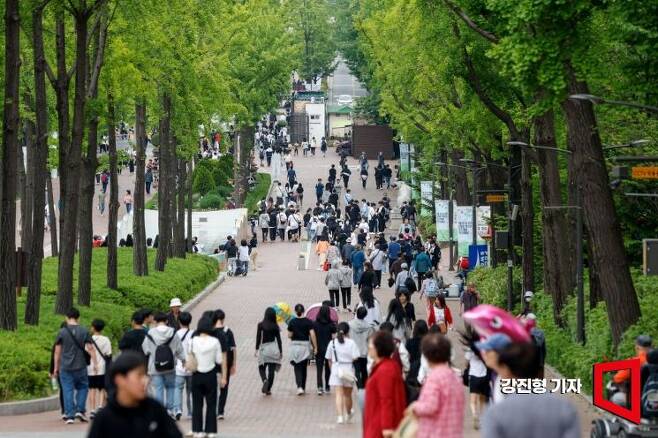 어린이날 연휴를 하루 앞둔 4일 서울 광진구 어린이대공원을 찾은 시민들로 북적이고 있다. 사진=강진형 기자aymsdream@