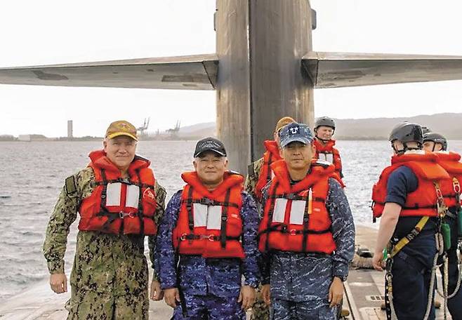 한·미·일 3국 잠수함 지휘관들이 지난달 괌 미군기지를 방문해 미군 전략핵잠수함 ‘메인함’에 함께 오른 모습을 미 국방부가 4일 공개했다. 왼쪽부터 릭 시프 미 7잠수함전단장, 다와라 다테키 일본 해상자위대 잠수함함대사령관, 이수열 한국 해군 잠수함사령관. /미 국방부