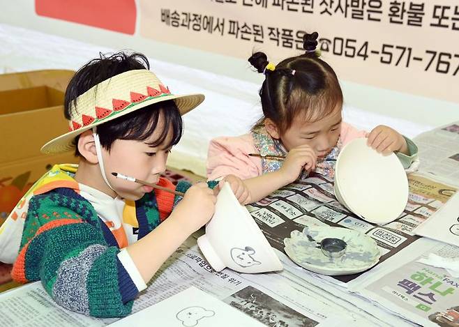 1일 경북 문경시 문경새재도립공원에서 열린 찻사발축제 행사장에서 어린이들이 찻사발에 그림을 그리고 있다./문경시