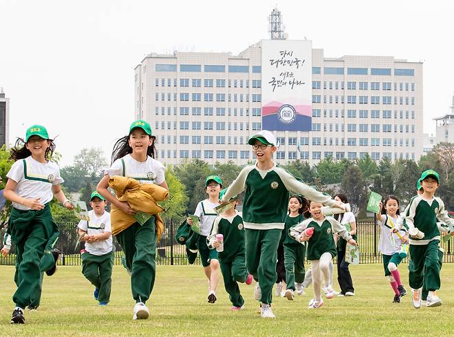 어린이날을 하루 앞둔 4일 오후 서울 용산구 용산어린이정원 잔디마당에서 어린이들이 환하게 웃으며 달리고 있다. 1904년 일본군이 주둔한 이후 일반인 출입이 제한됐던 이곳은 이날 120년 만에 시민에게 개방됐다./김지호 기자