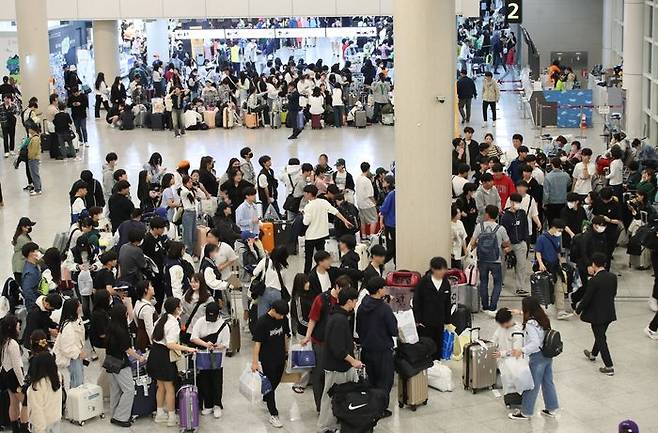 4일 오후 제주국제공항 1층 도착장에 기상악화로 비행기가 지연 또는 결항되자 돌아가지 못한 수학여행단이 대기하고 있다.ⓒ뉴시스