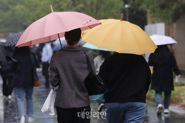 서울 영등포구에서 시민들이 우산을 쓰고 걷고 있다. ⓒ데일리안 김민호 기자