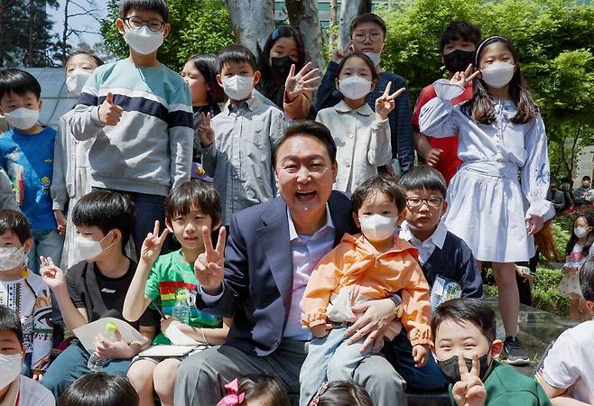 윤석열 대통령 당선인이 2022년 어린이날에 자택인 서울 서초구 아크로비스타 아파트에 거주하는 이웃 어린이들과 행사를 하고 있다. 대통령실사진기자단