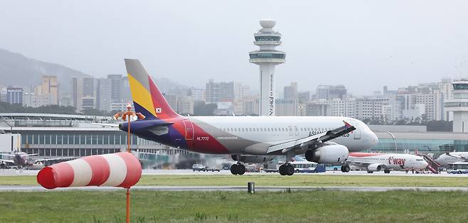 5일 오후 제주국제공항 활주로에서 항공기들이 운항하고 있다. 연합뉴스