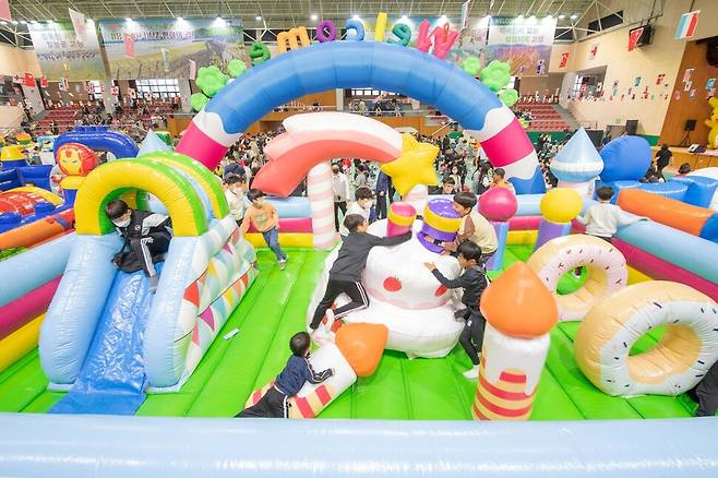 5일 오전 강원 고성종합체육관에서 ‘제5회 어린이날 대축제' 행사가 진행되고 있다. 이날 함명준 군수를 비롯한 김일용 군 의장, 이양수 국회의원, 김용복 도의회 농림수산위원장, 허욱 고성교육지원청 교육장, 기관·단체장, 어린이, 자원봉사자, 주민 등 1천여명이 참여했다. 연합뉴스