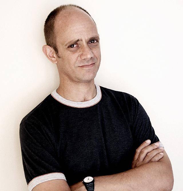 데이먼 갤것은 남아공 케이프타운대학교에서 드라마를 전공한 극작가이기도 하다. 소설 '약속'은 4번의 장례식에서 일어나는 일을 4막짜리 연극처럼 4부로 구성됐다. ⓒ나이절 마이스터 문학사상 제공