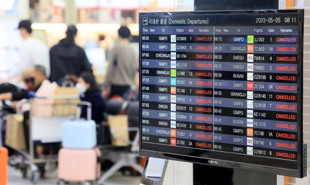 5일 오전 제주국제공항 출발층의 출발 안내판이 결항을 알리고 있다. 제주= 연합뉴스