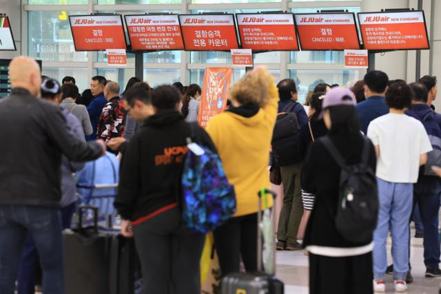 5일 오전 제주국제공항 출발층 항공사 카운터가 결항편 대체 항공권을 구하려는 여행객들로 붐비고 있다. 제주=연합뉴스