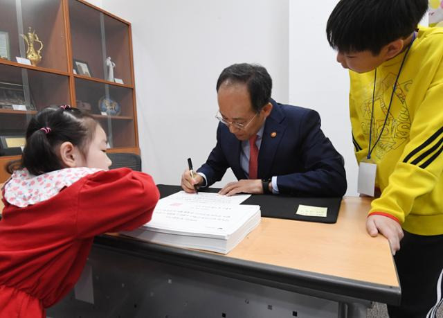 추경호 부총리 겸 기획재정부 장관이 5일 '부총리 집무실 개방' 행사에 온 어린이에게 줄 상장을 작성하고 있다. 기획재정부 제공