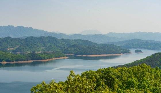 제1 전망대에서 본 대청호.