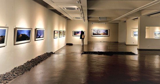 김영갑은 제주 오름의 아름다움을 세상에 알린 사진작가다. 그의 작품 세계를 김영갑 갤러리 두모악에서 만날 수 있다.
