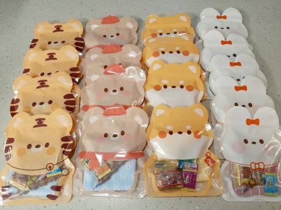 대전광역시에 사는 이모(45)씨가 만 5세 자녀의 같은 반 친구 17명에게 돌리기 위해 준비한 구디백의 사진. 독자 제공