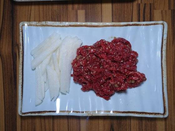 울주군 두동면의 봉계한우불고기특구 음식점에서 맛볼 수 있는 육회. 고기 자체의 맛을 최대한 살렸다. 울산=백경서 기자