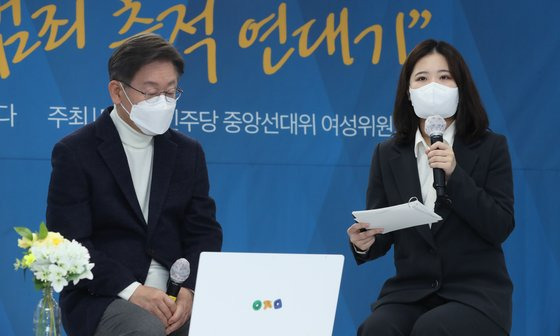 'n번방' 사건을 처음 공론화한 '추적단 불꽃' 출신인 박지현 전 위원장은 대선 때 이재명 대선 캠프에 여성위원회 부위원장으로 영입됐다. 사진은 지난 2월 9일 서울 마포구 미래당사에서 이재명 후보와 디지털 성범죄 근절을 위한 대담을 하는 장면. 국회사진기자단