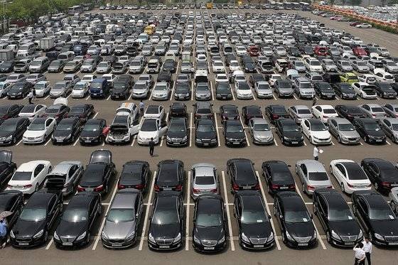 현대글로비스 오토벨 시화센터에 판매를 앞둔 차량이 전시돼 있다. 차량 구입을 원하는 딜러는 누구나 방문해 차 상태를 점검할 수 있다. 문희철 기자