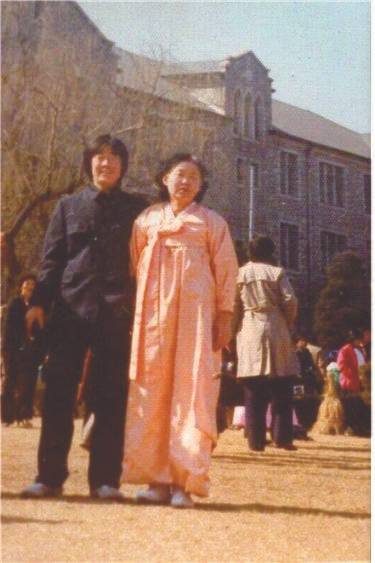 중앙대학교 입학식 날, 교복을 맞춰입고 어머니와 함께 섰다. 사진 『나의 소년공 다이어리』, 이재명, 팬덤북스