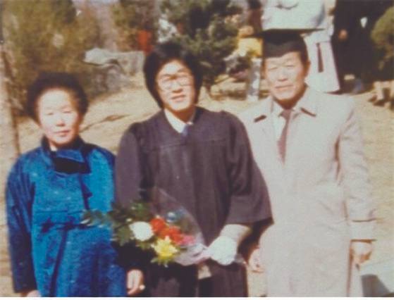 대학 졸업식에서 어머니, 아버지와 함께 한 이재명. 사진 『나의 소년공 다이어리』, 이재명, 팬덤북스