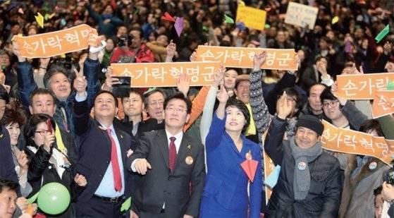 2017년 1월 15일 광주광역시 김대중컨벤션센터에서 열린 ‘손가락혁명군’ 출정식 행사에 참여한 이재명. 손가락혁명군은 이재명의 지지자 모임이다. 사진 연합뉴스