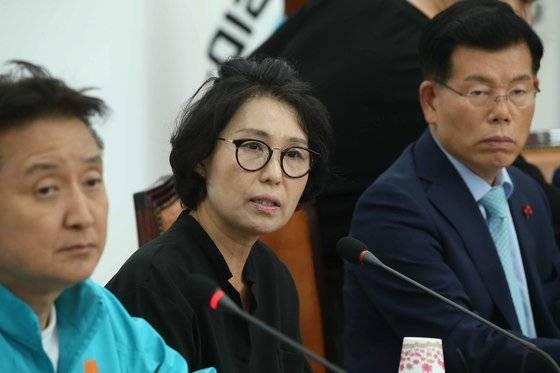 바른미래당 김영환 경기도지사 후보(왼쪽)가 국회 당대표실에서 기자간담회를 열고 더불어민주당 이재명 후보의 형수와 함께 후보 사퇴를 요구하고 있다. 중앙포토