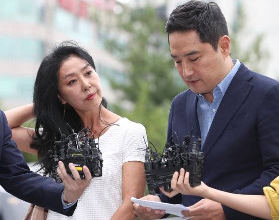 이재명을 상대로 손해배상청구 소송을 낸 영화배우 김부선씨와 변호인 강용석씨. 중앙포토