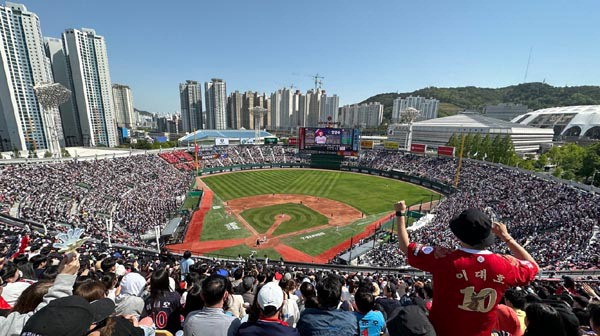 올 시즌 초반 롯데 자이언츠의 선전에 힘입어 사직야구장을 찾는 팬들이 크게 늘고 있다. 사진은 지난달 30일 롯데와 키움의 경기에 사직구장을 가득 메운 팬들이 응원하는 모습.  김영훈 기자  hoonkeem@kookje.co.kr