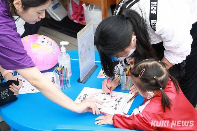 4일 서울 광화문광장에서 열린 '광화문 어린이 축제 봄빛소풍' 행사에서 어린이들이 그림그리기 체험을 하고 있다.