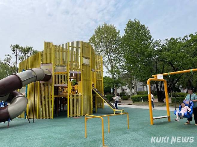 서울시 광진구 능동 서울어린이대공원의 무장애통합놀이터 ‘꿈틀꿈틀놀이터’.&nbsp; &nbsp;사진=김은빈 기자