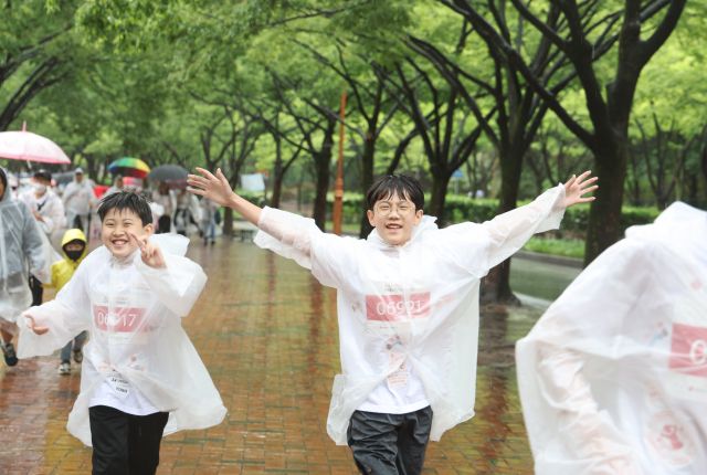 어린이날인 5일 대구 두류공원 코오롱 야외음악당에서 열린 '2023 국제어린이마라톤'에서 어린이 참가자들이 활짝 웃으며 달리고 있다. 연합뉴스