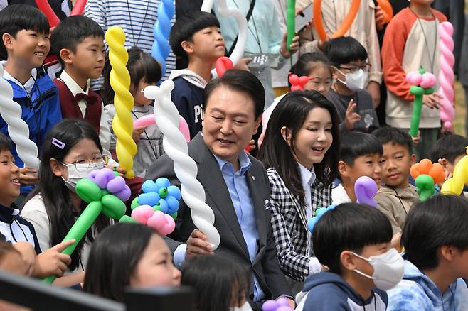 윤석열 대통령과 김건희 여사가 4일 서울 용산 대통령실의 앞마당에 조성된 용산 어린이정원 개방행사에서 어린이들에게 풍선을 전달하고 있다 / 사진 = 대통령실 제공