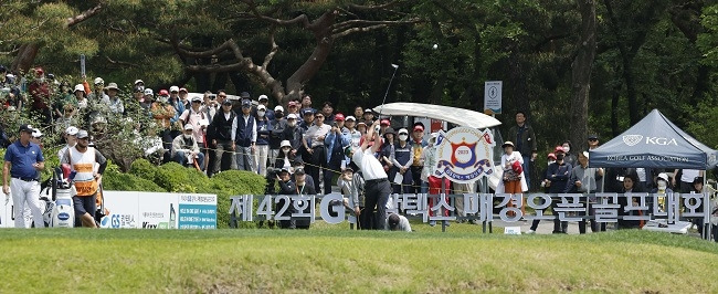 ‘한국의 마스터스’로 불리는 제42회 GS칼텍스 매경오픈 골프선수권대회가 4일 경기도 성남시 남서울CC에서 선수들의 힘찬 티샷으로 막을 올렸다. 대회 1라운드 1번홀에서 우승 후보 중 한 명인 이준석 선수가 수많은 갤러리를 앞에서 멋진 드라이버샷을 날리고 있다. <사진=김호영 기자>