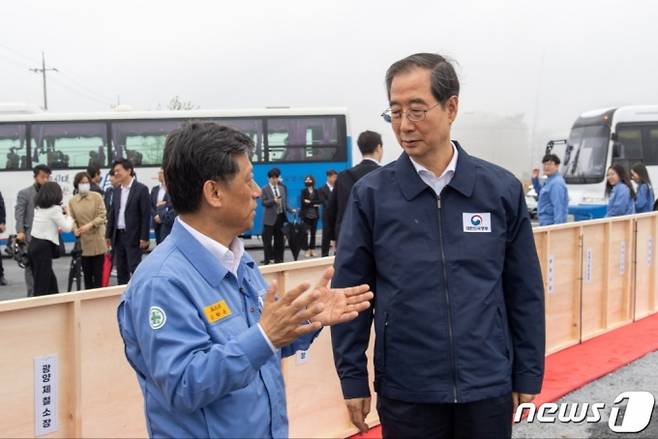 (광양=뉴스1) 김동수 기자 = 한덕수 국무총리가 19일 오후 전남 광양시 동호안을 찾아 김학동 포스코 부회장에게 사업 설명을 듣고 있다. (포스코 광양제철 제공) 2023.4.19/뉴스1  Copyright (C) 뉴스1. All rights reserved. 무단 전재 및 재배포 금지.