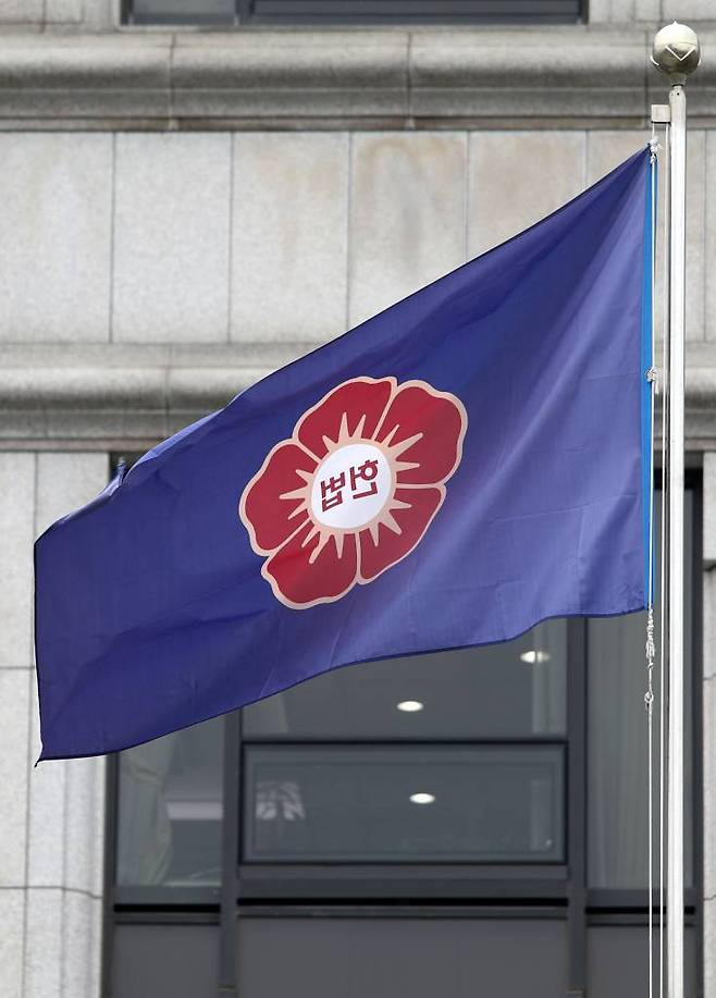 [서울=뉴시스] 김선웅 기자 = 검찰 수사권 완전 박탈(검수완박) 법안에 대한 헌법재판소의 권한쟁의심판의 선고일인 23일 서울 종로구 헌법재판소에서 깃발이 휘날리고 있다. 2023.03.23.