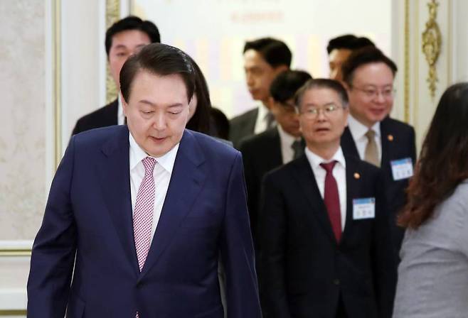 [서울=뉴시스] 전신 기자 = 윤석열 대통령이 23일 청와대 영빈관에서 열린 복지·노동 현장 종사자 초청 오찬에 입장하고 있다. 2023.03.23.