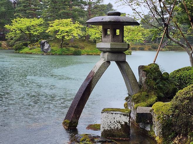 수륙 양용 다리를 가진 석등은 겐로쿠엔의 상징물이다.