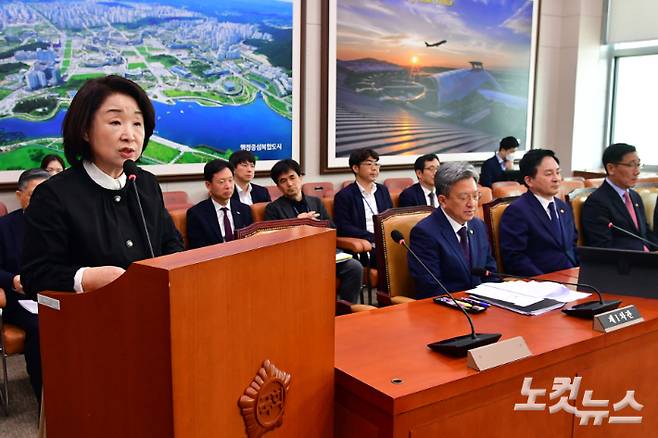 지난달 28일 서울 여의도 국회에서 열린 국토교통위원회 전세사기 피해 지원 특별법 논의를 위한 전체회의에서 정의당 심상정 의원이 법률안 제안 설명을 하고 있다. 윤창원 기자